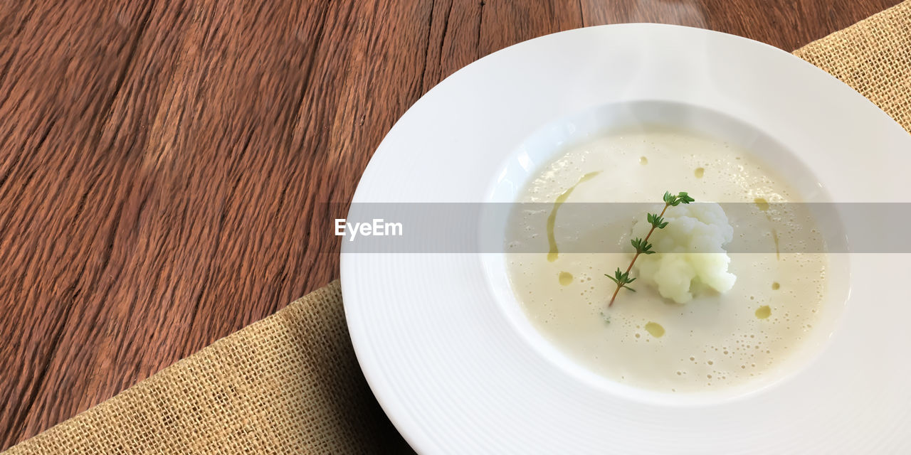 HIGH ANGLE VIEW OF SOUP IN BOWL