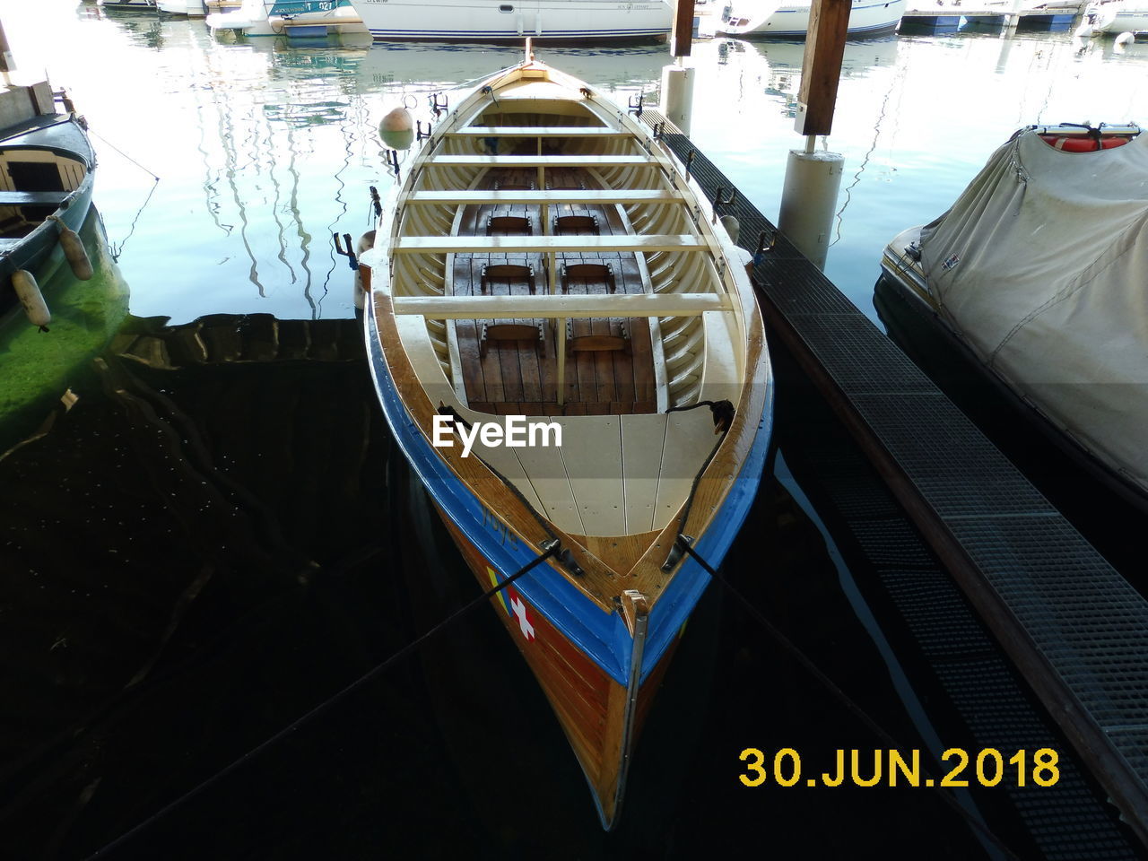 HIGH ANGLE VIEW OF BOATS MOORED AT SEA