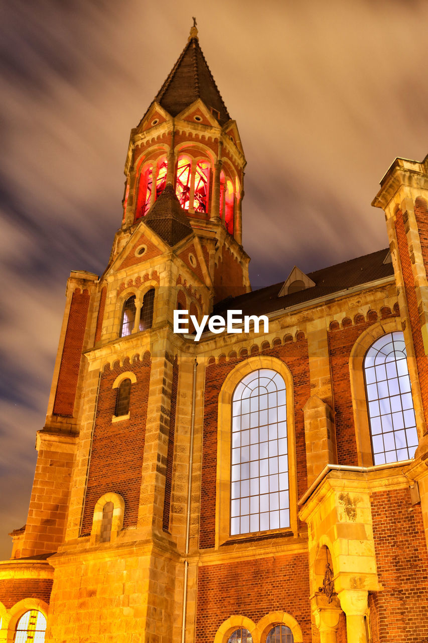 LOW ANGLE VIEW OF CLOCK TOWER AGAINST SKY