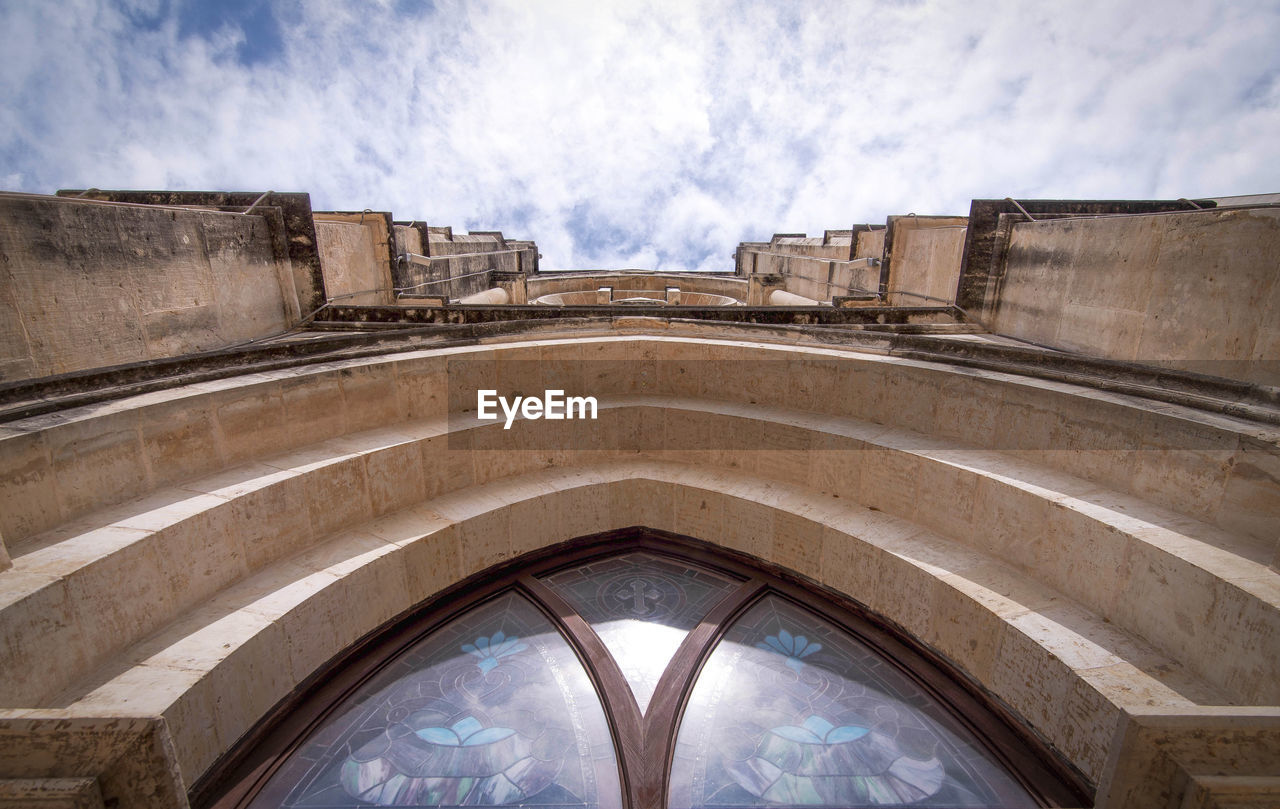 LOW ANGLE VIEW OF HISTORIC BUILDING AGAINST SKY