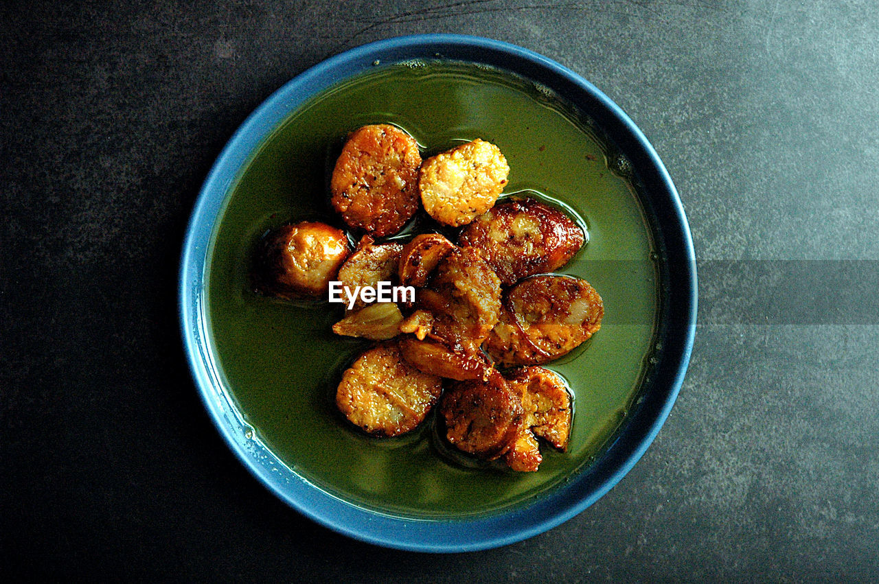 HIGH ANGLE VIEW OF FOOD SERVED ON TABLE