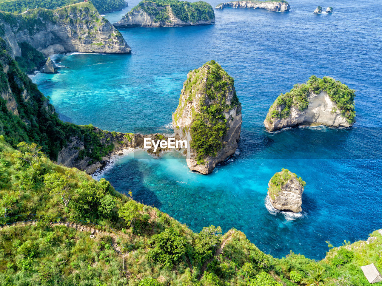 HIGH ANGLE VIEW OF ROCK FORMATIONS IN SEA