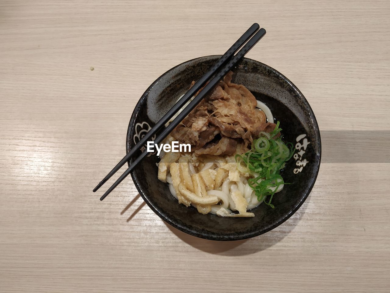 HIGH ANGLE VIEW OF FOOD ON TABLE