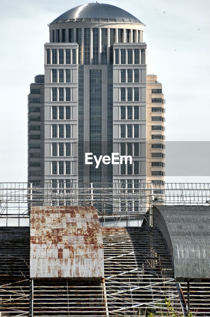 LOW ANGLE VIEW OF MODERN BUILDING AGAINST SKY