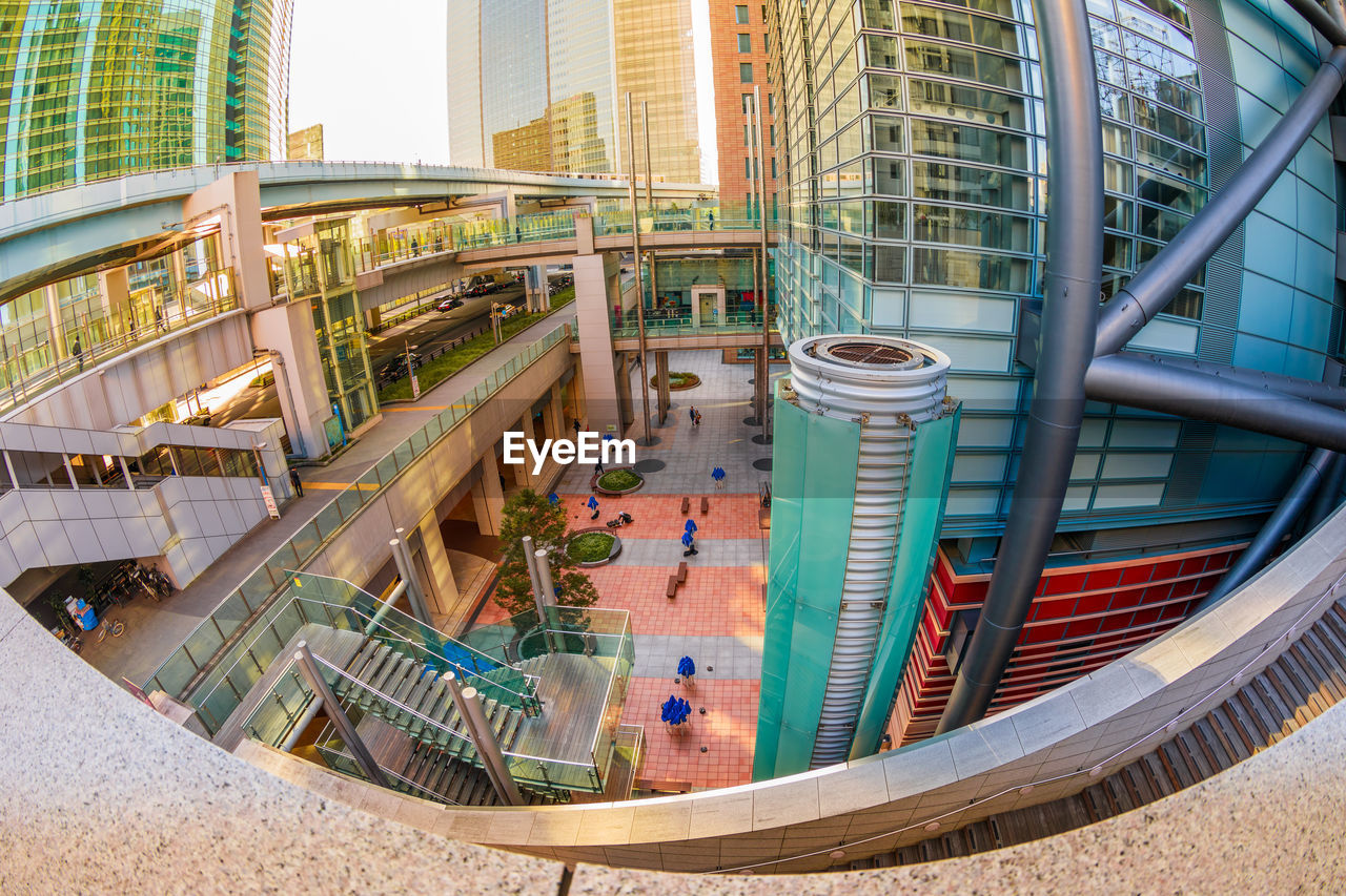 HIGH ANGLE VIEW OF MODERN BUILDING