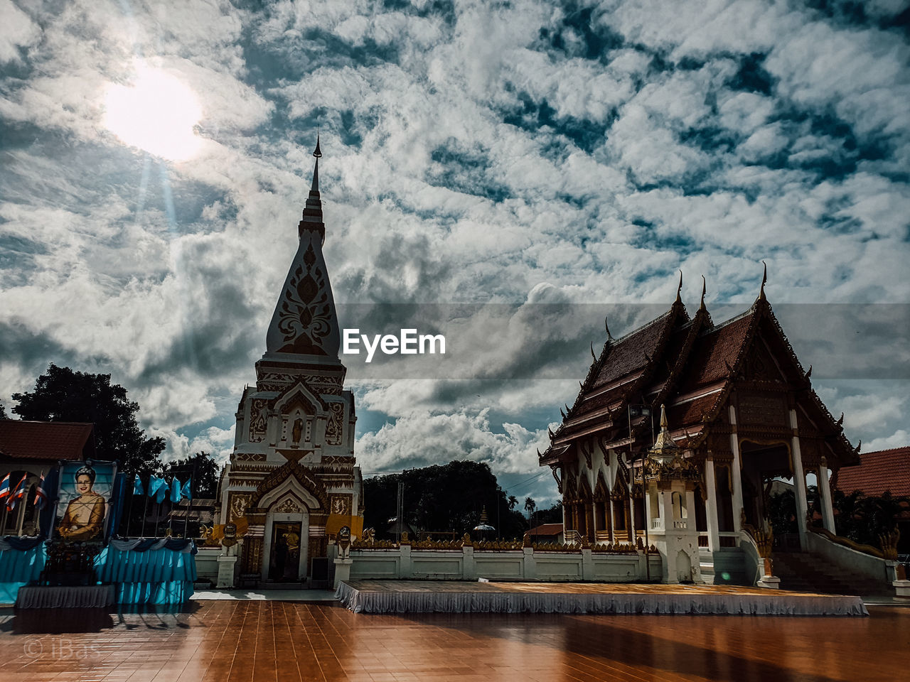 LOW ANGLE VIEW OF BUILDING AGAINST CLOUDY SKY