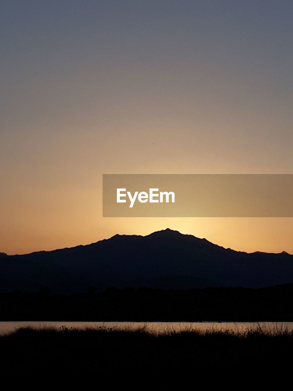 SCENIC VIEW OF SILHOUETTE MOUNTAIN AGAINST SKY DURING SUNSET