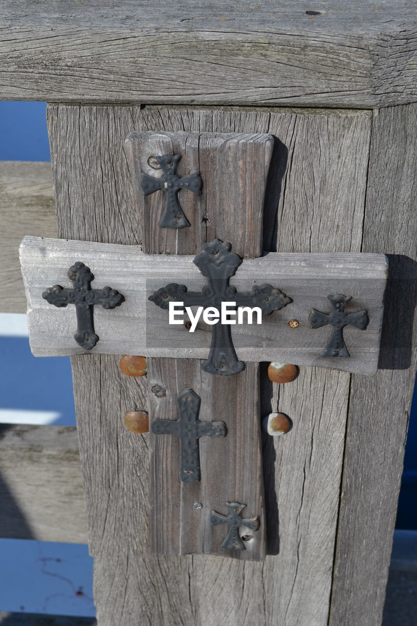 CLOSE-UP OF WOODEN DOOR WITH WATER