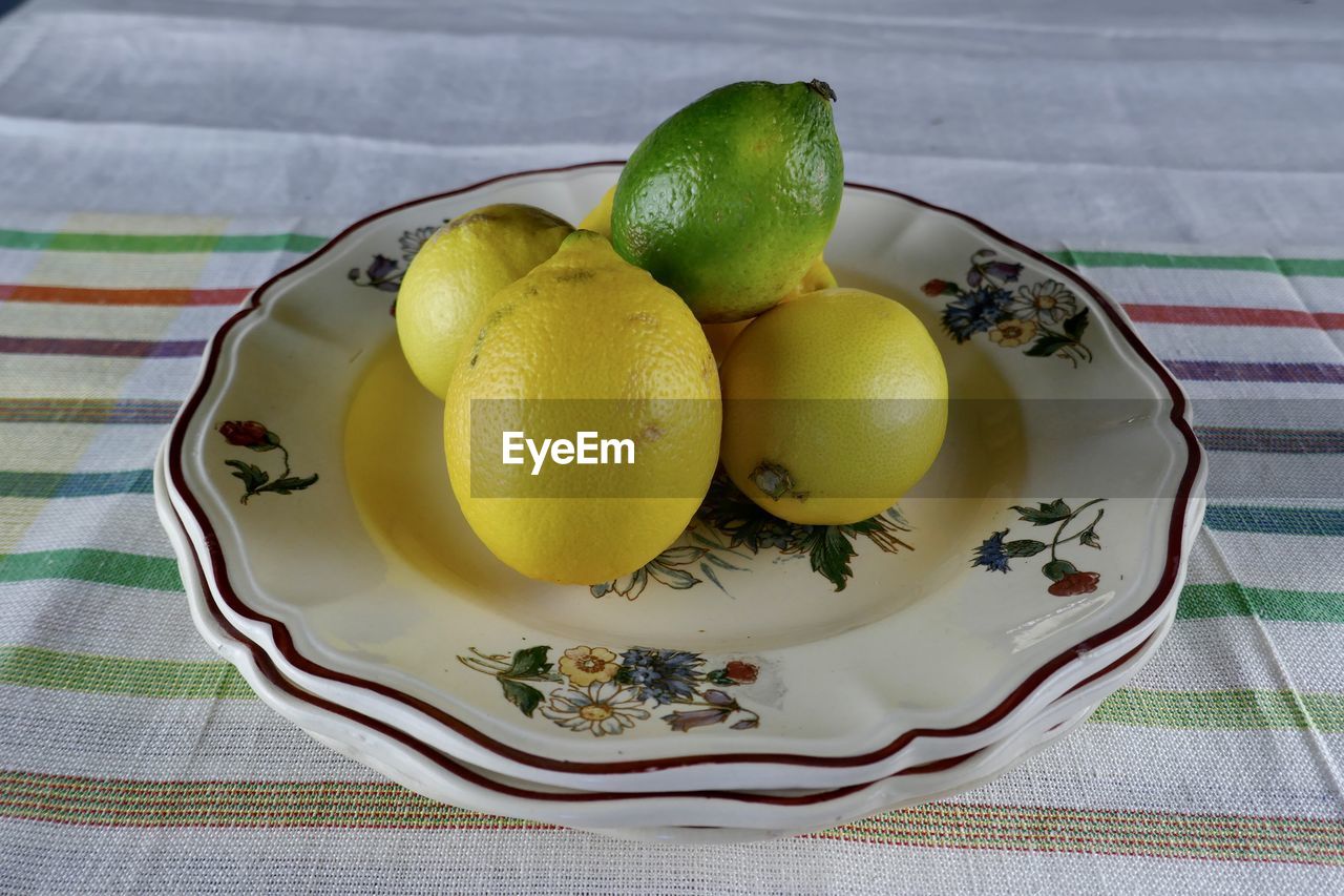 HIGH ANGLE VIEW OF FRUITS ON TABLE