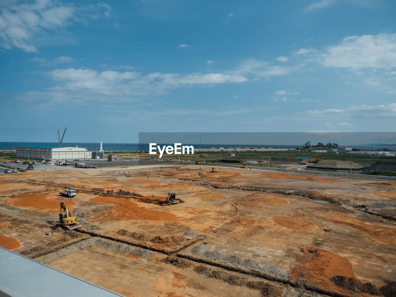 HIGH ANGLE VIEW OF SHORE AGAINST SKY