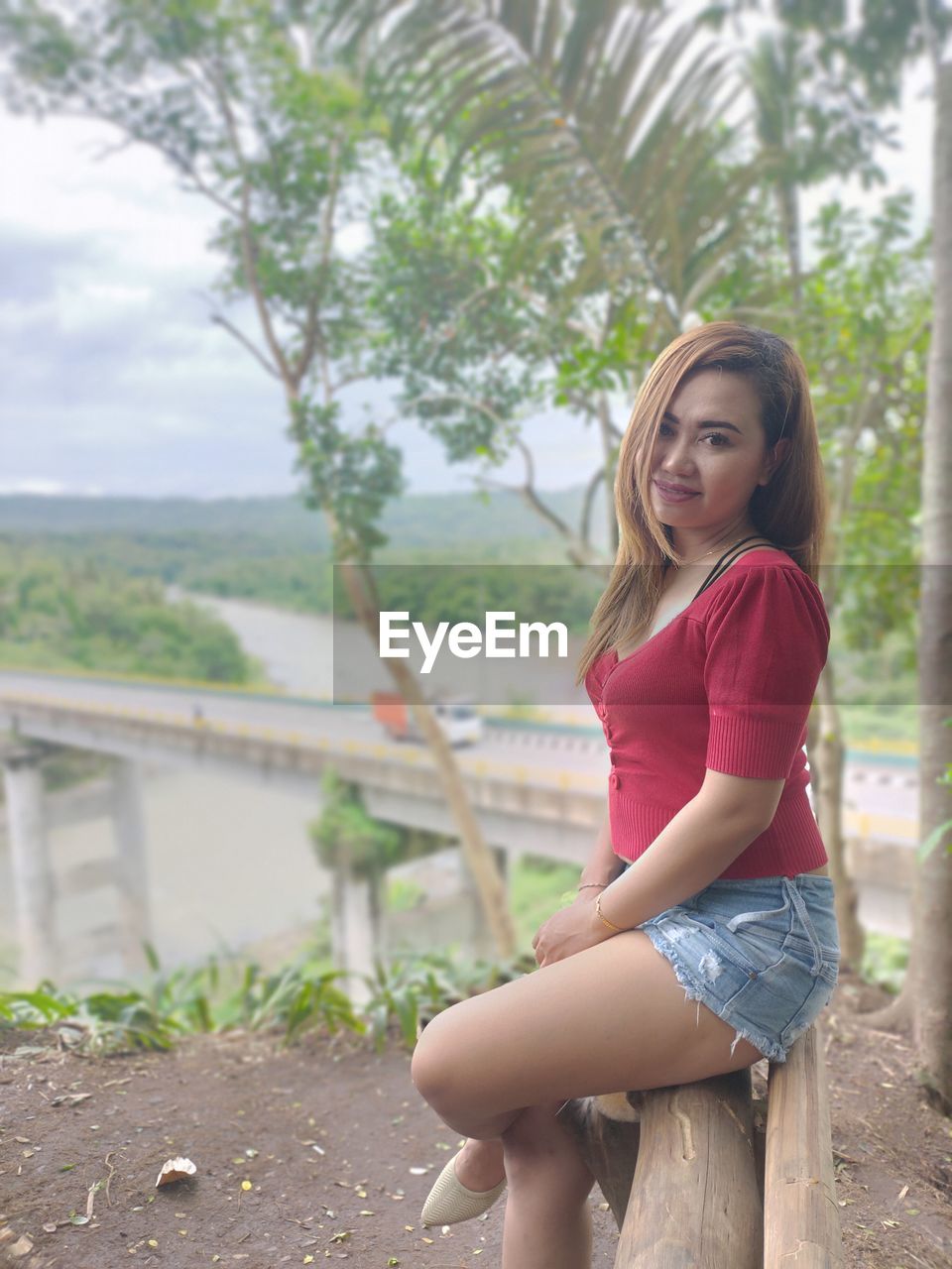 PORTRAIT OF BEAUTIFUL WOMAN STANDING AGAINST TREE