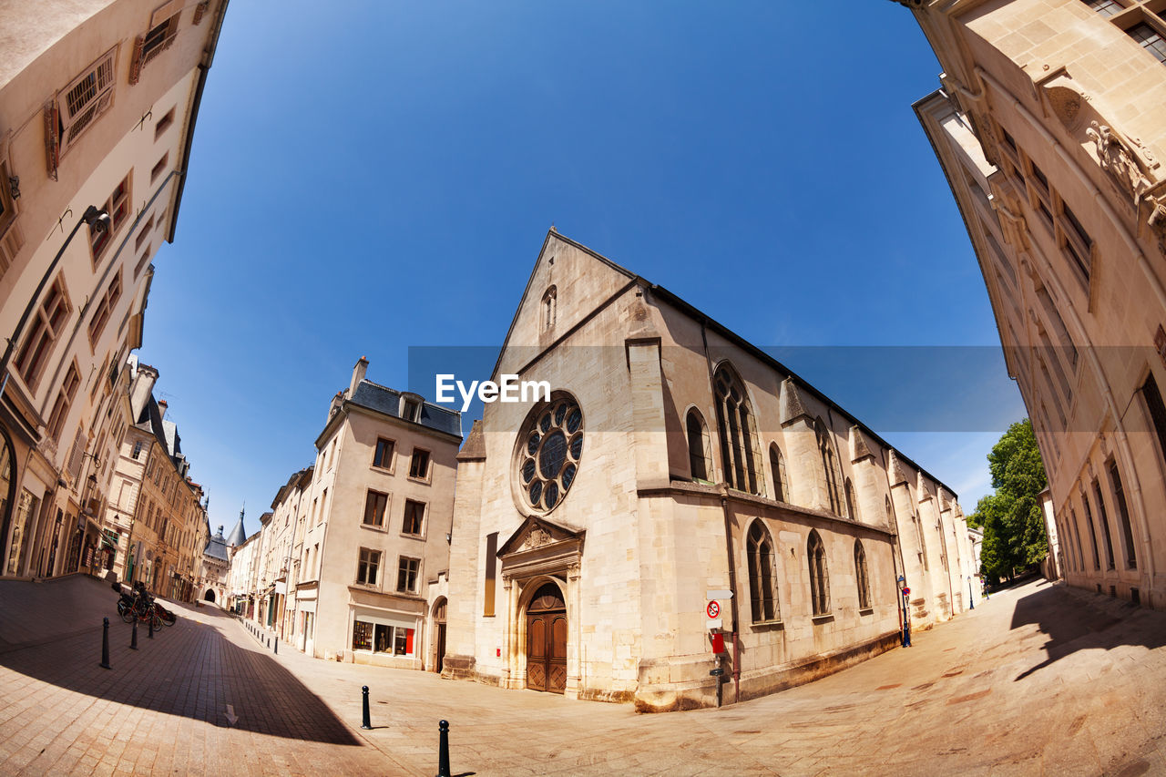 LOW ANGLE VIEW OF BUILDINGS IN CITY AGAINST BLUE SKY