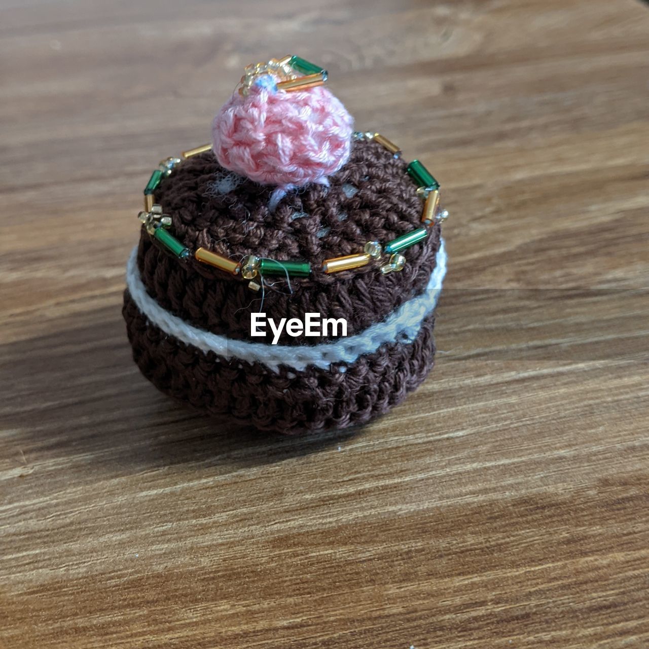 HIGH ANGLE VIEW OF CUPCAKES IN PLATE ON TABLE