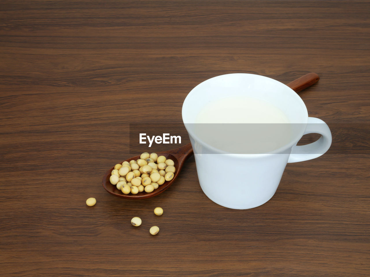 HIGH ANGLE VIEW OF COFFEE AND CUP ON TABLE