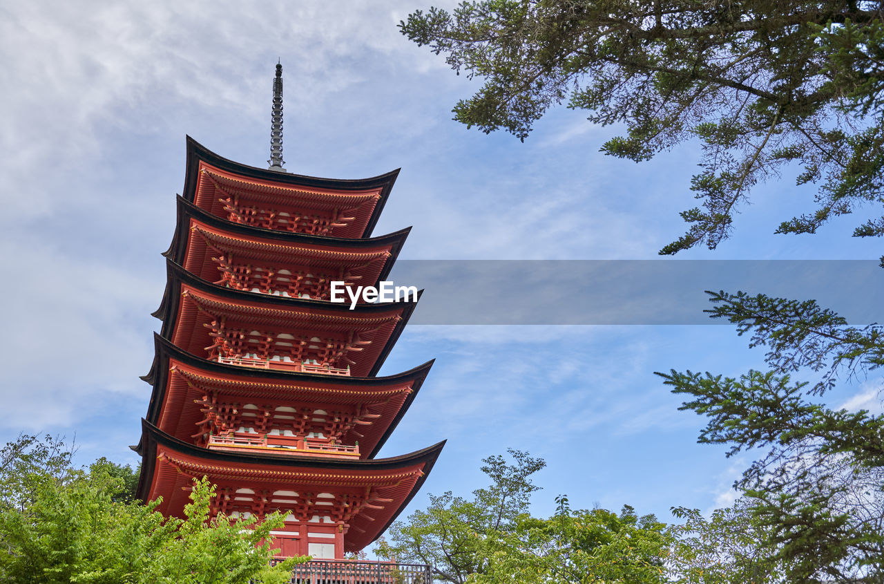Toyokuni shrine five-story pagoda at miyajima, hiroshima, japan