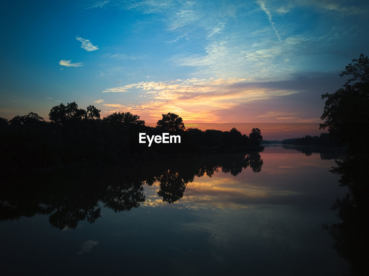 SCENIC VIEW OF LAKE AGAINST SKY DURING SUNSET