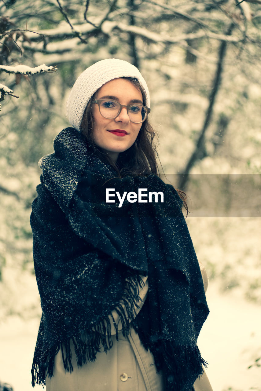 PORTRAIT OF YOUNG WOMAN IN WINTER