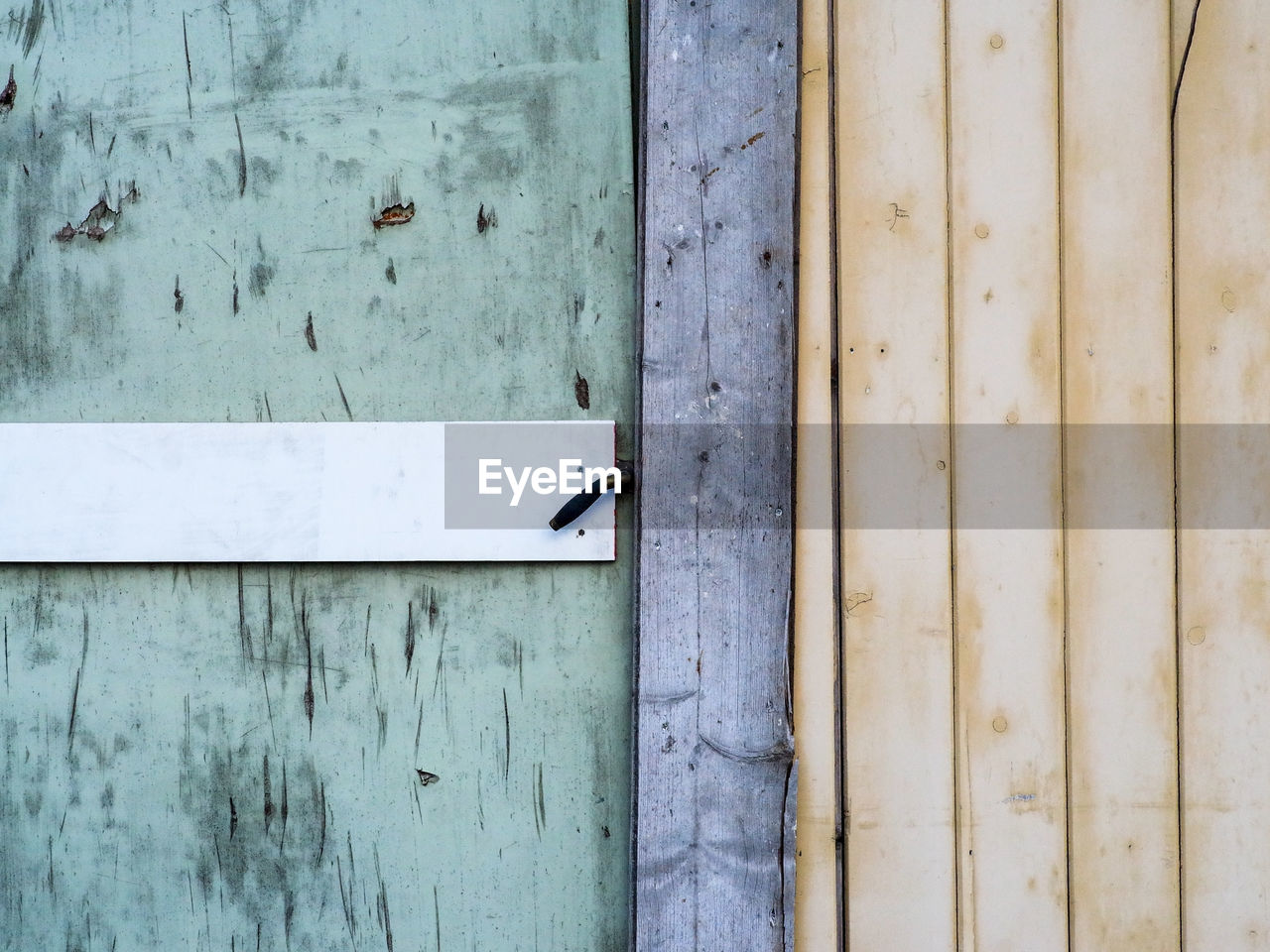 FULL FRAME SHOT OF AN ABANDONED DOOR