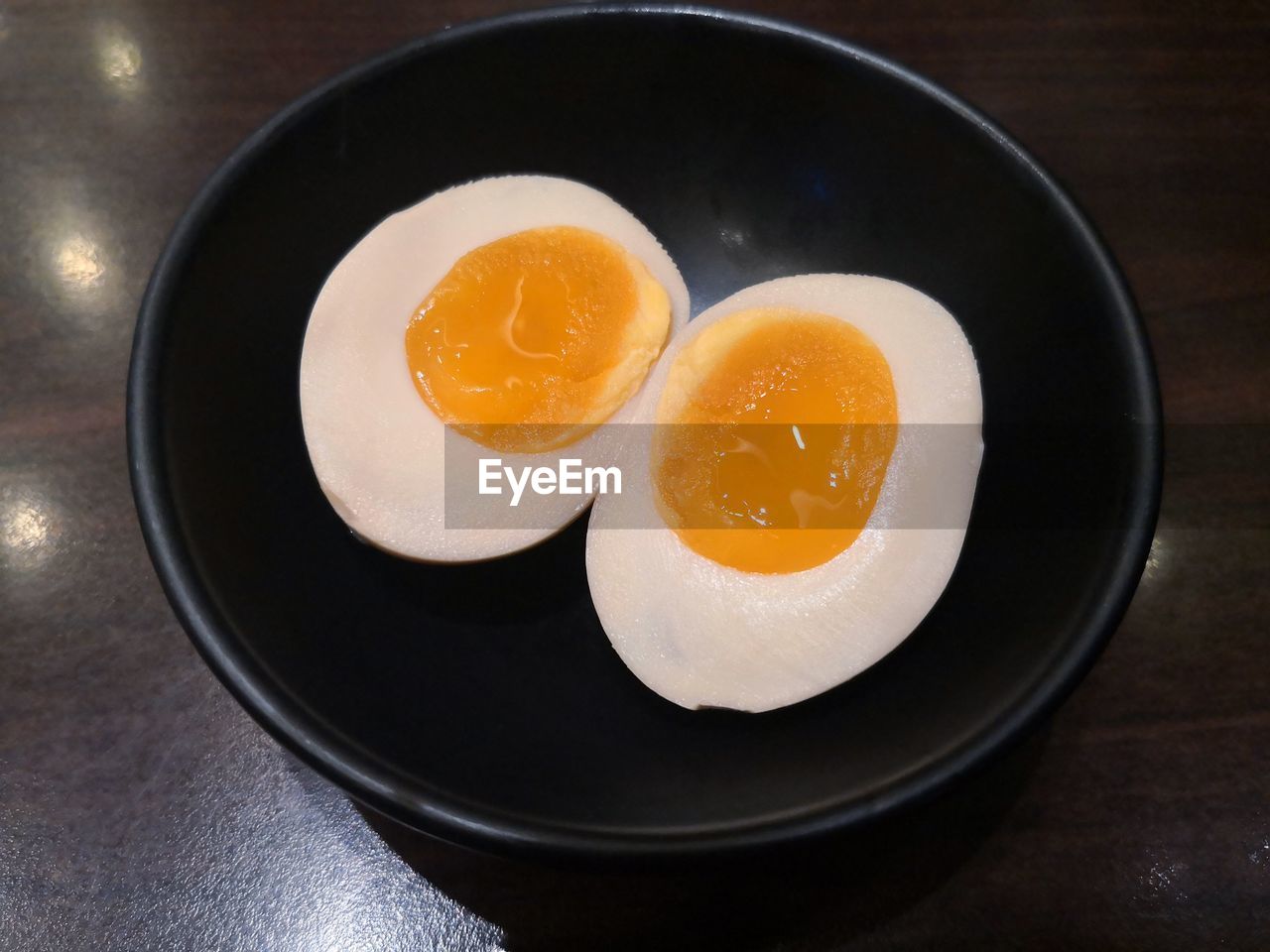 HIGH ANGLE VIEW OF ORANGE FRUITS IN BOWL
