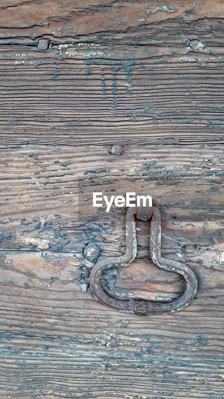 HIGH ANGLE VIEW OF OLD RUSTY DOOR