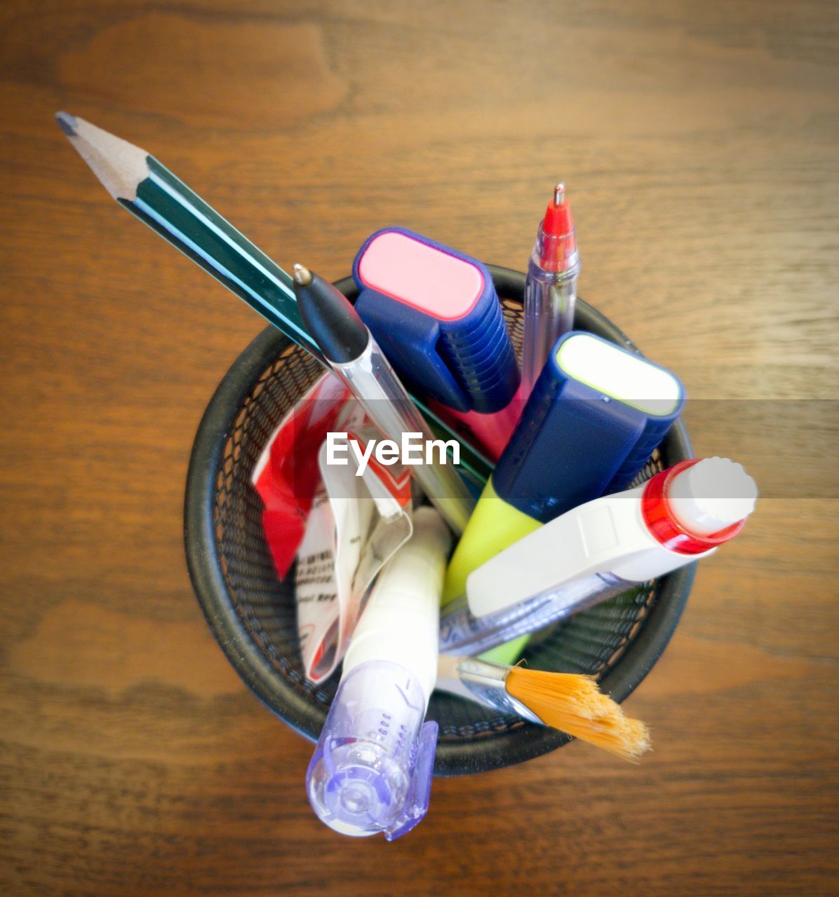 CLOSE-UP OF MULTI COLORED PENCILS ON TABLE