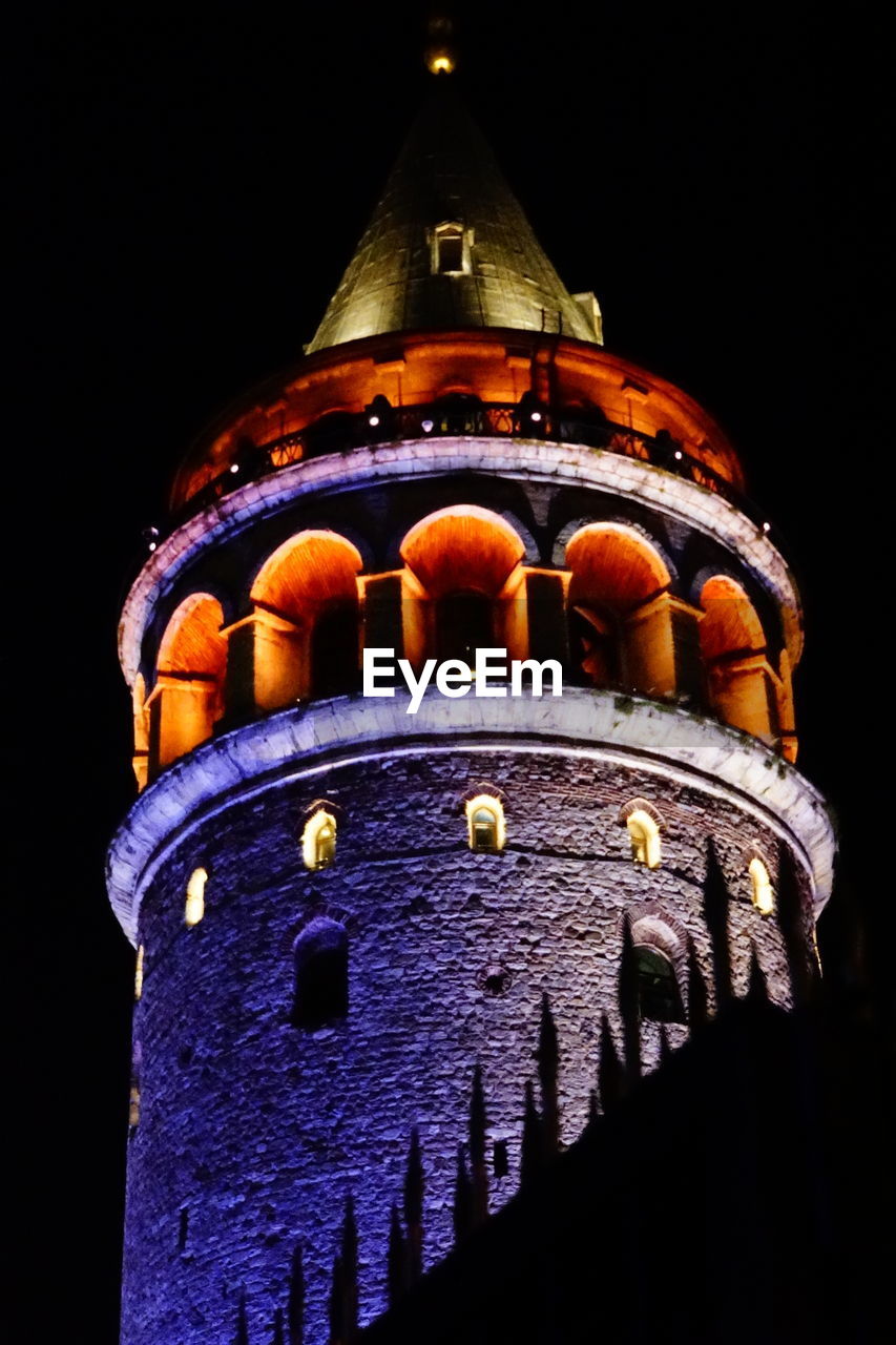 LOW ANGLE VIEW OF ILLUMINATED HISTORICAL BUILDING AGAINST SKY AT NIGHT