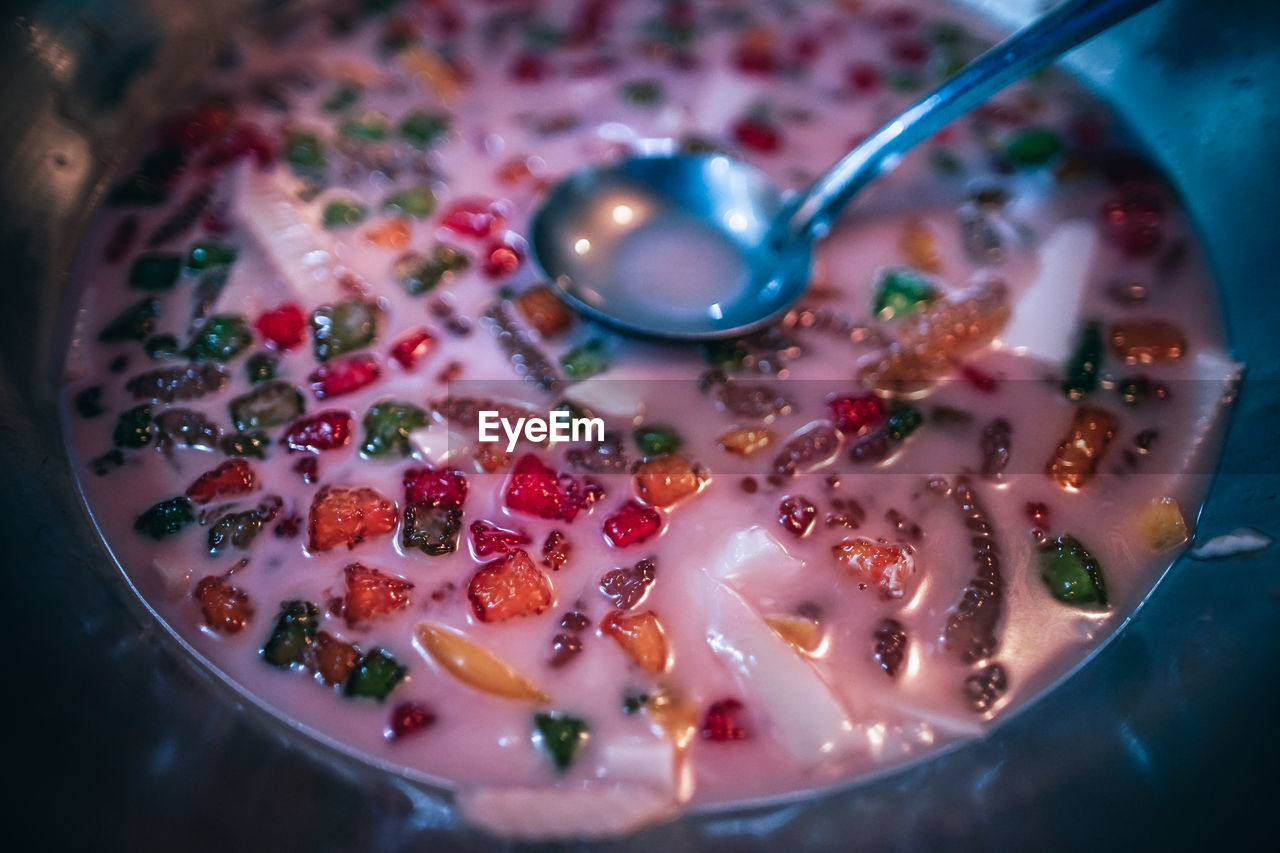 HIGH ANGLE VIEW OF DESSERT IN BOWL