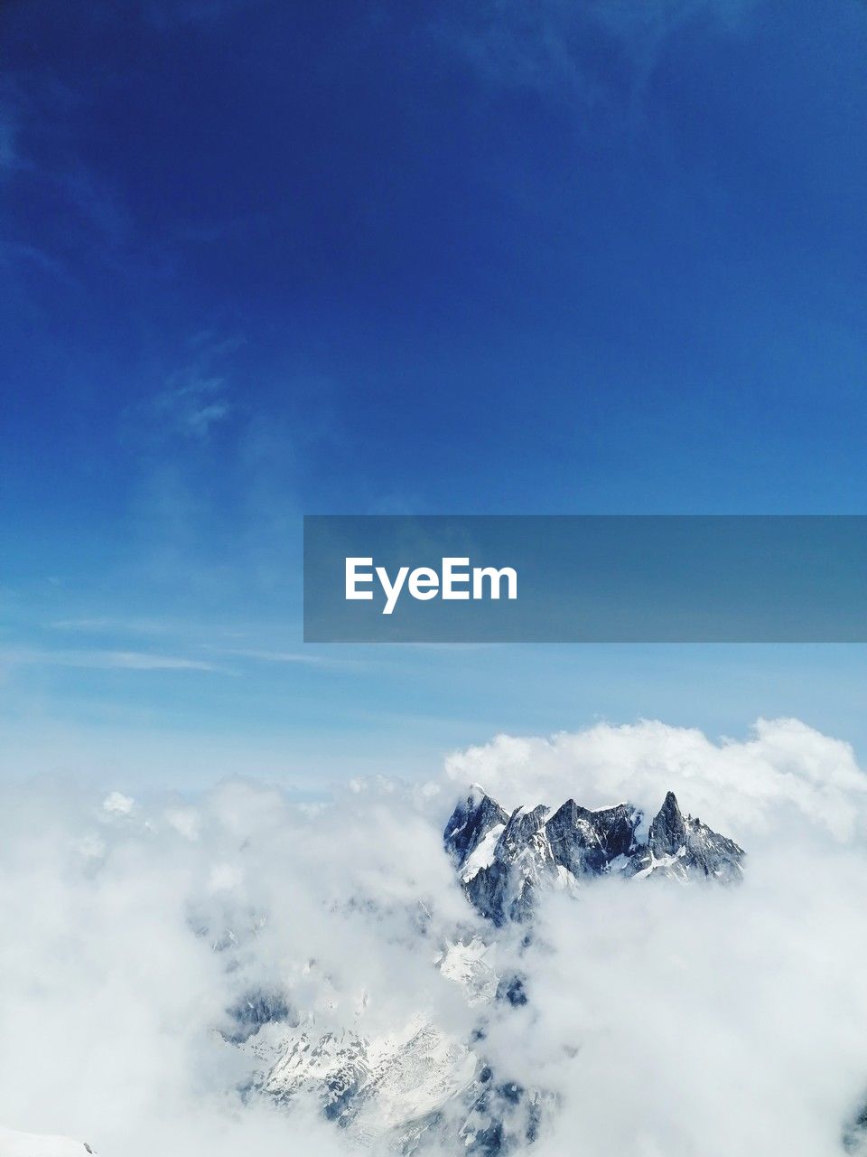 sky, snow, cloud, winter, cold temperature, scenics - nature, mountain, beauty in nature, blue, environment, mountain range, nature, landscape, snowcapped mountain, no people, tranquil scene, tranquility, outdoors, day, copy space, travel, mountain peak, white, idyllic, cloudscape, high up, sunlight, non-urban scene