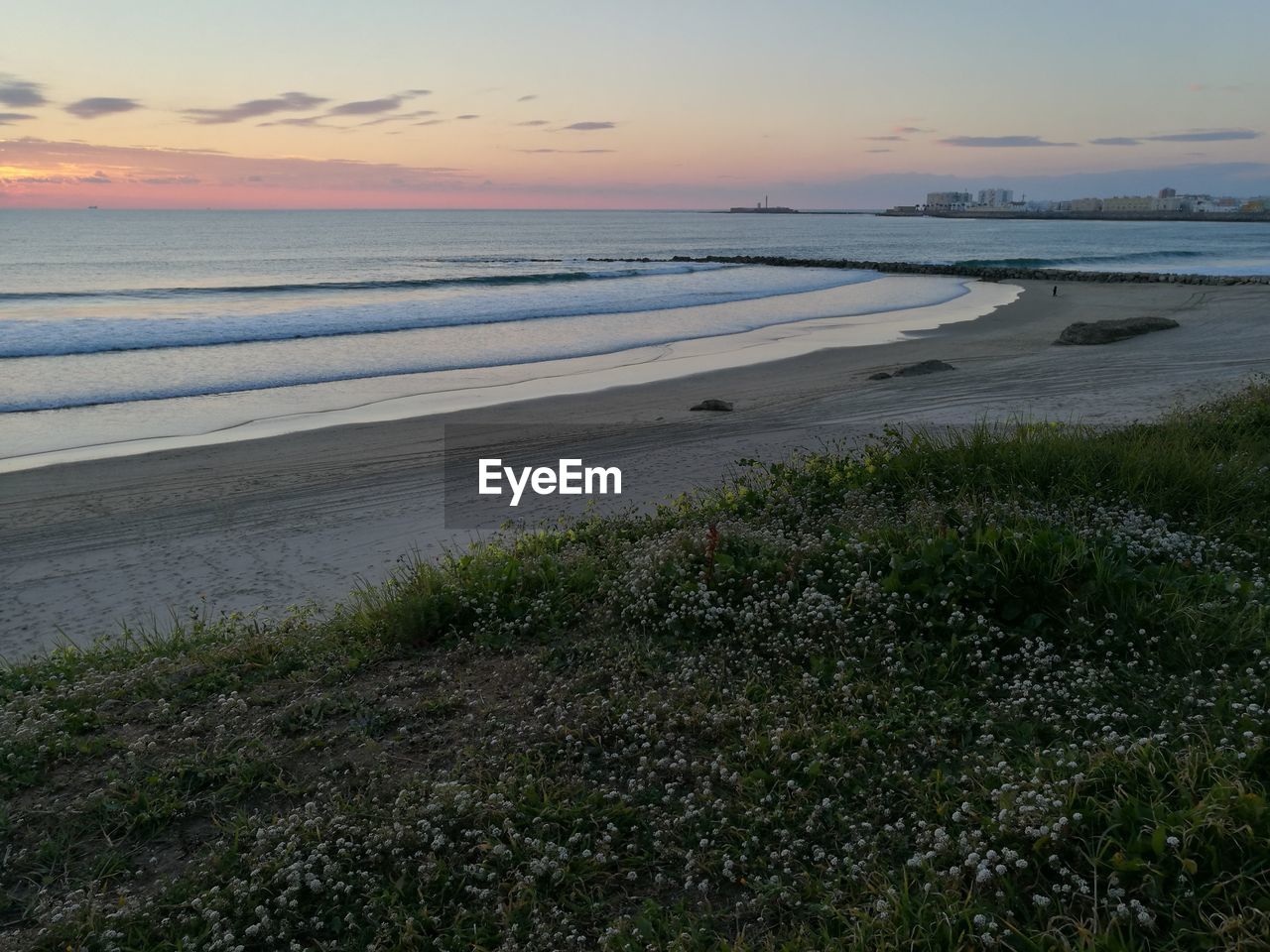 SCENIC VIEW OF SEA AGAINST SKY AT SUNSET