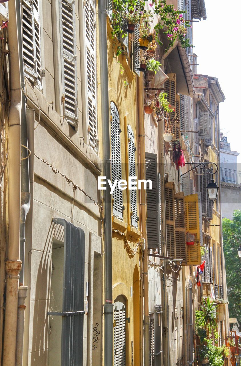 LOW ANGLE VIEW OF BUILDINGS IN CITY