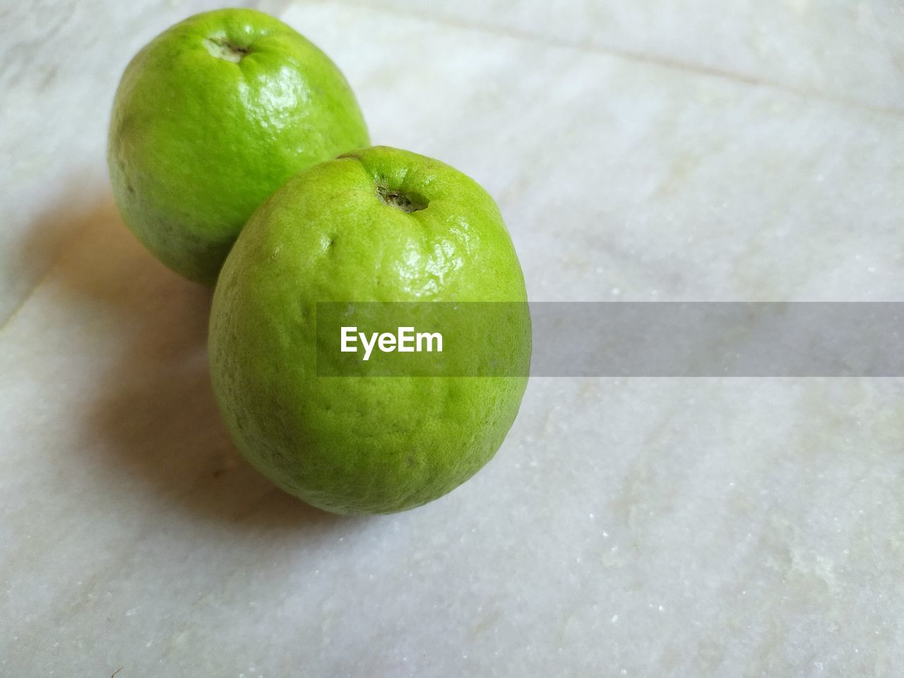 CLOSE-UP OF APPLES ON TABLE