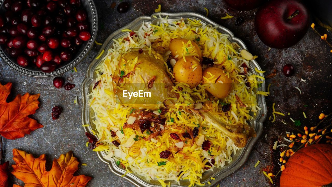 DIRECTLY ABOVE SHOT OF FRUITS IN PLATE