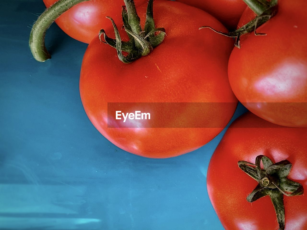 CLOSE-UP OF TOMATOES ON TABLE