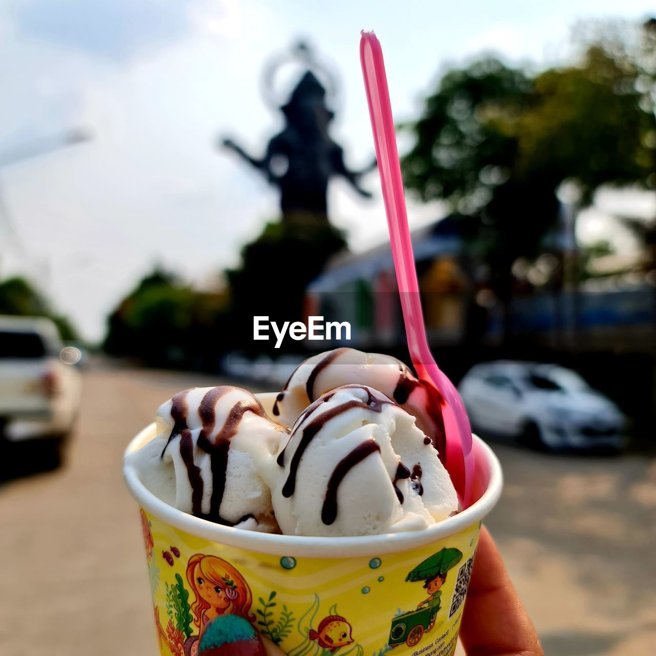 CLOSE-UP OF ICE CREAM ON GLASS