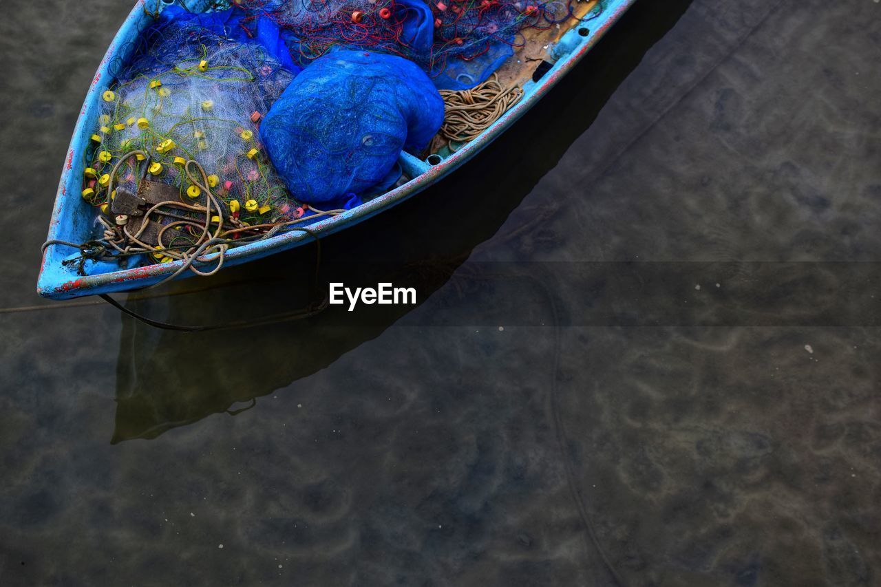 HIGH ANGLE VIEW OF BOATS ON LAKE