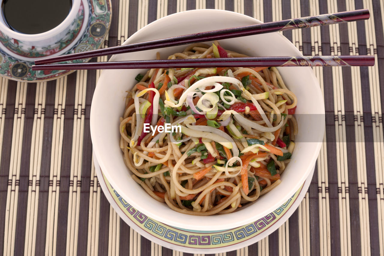 CLOSE-UP OF NOODLES IN BOWL