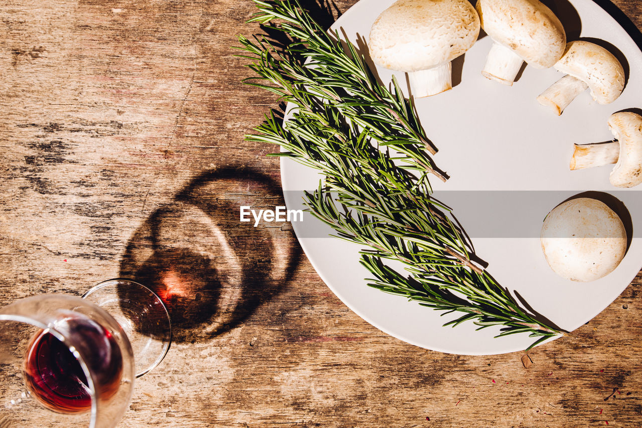 HIGH ANGLE VIEW OF WINE ON TABLE