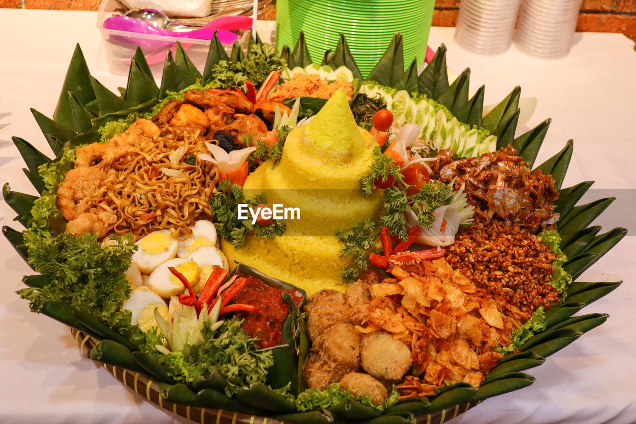 HIGH ANGLE VIEW OF FOOD IN PLATE