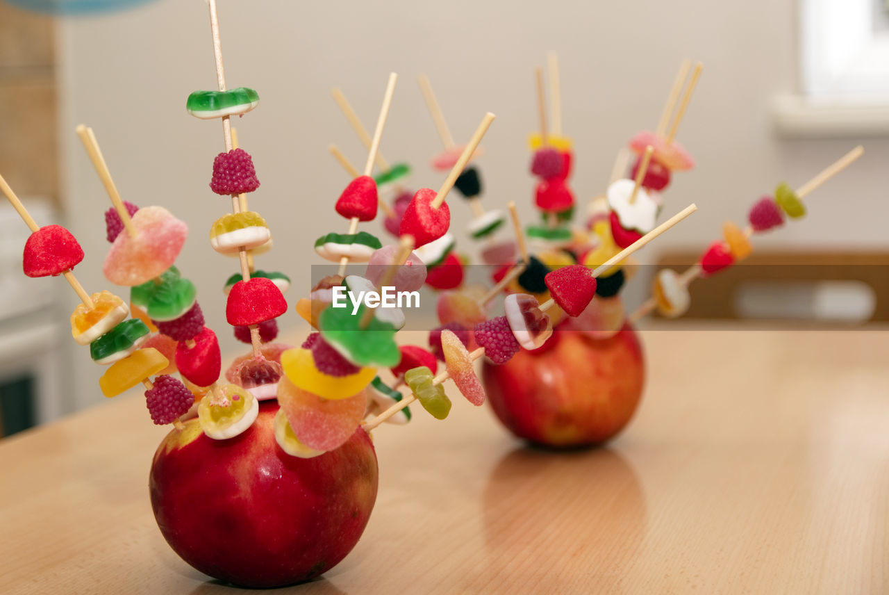 CLOSE-UP OF APPLES IN TABLE