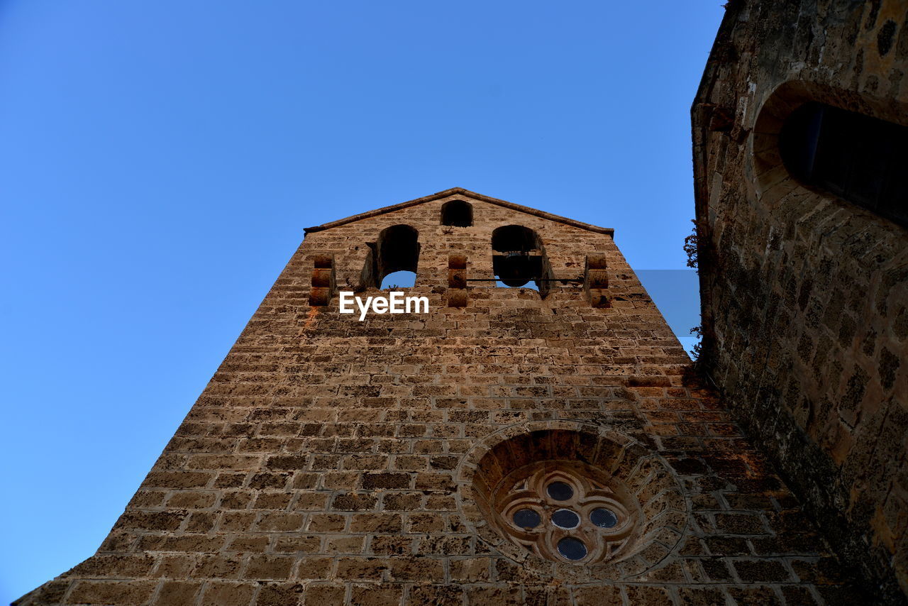 LOW ANGLE VIEW OF TEMPLE AGAINST CLEAR SKY