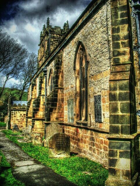 LOW ANGLE VIEW OF OLD BUILDING AGAINST SKY