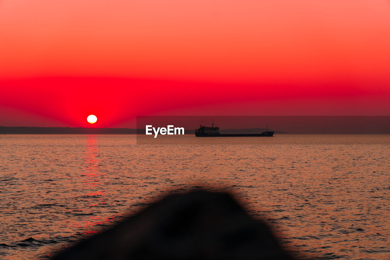 SCENIC VIEW OF SEA AGAINST SKY AT SUNSET