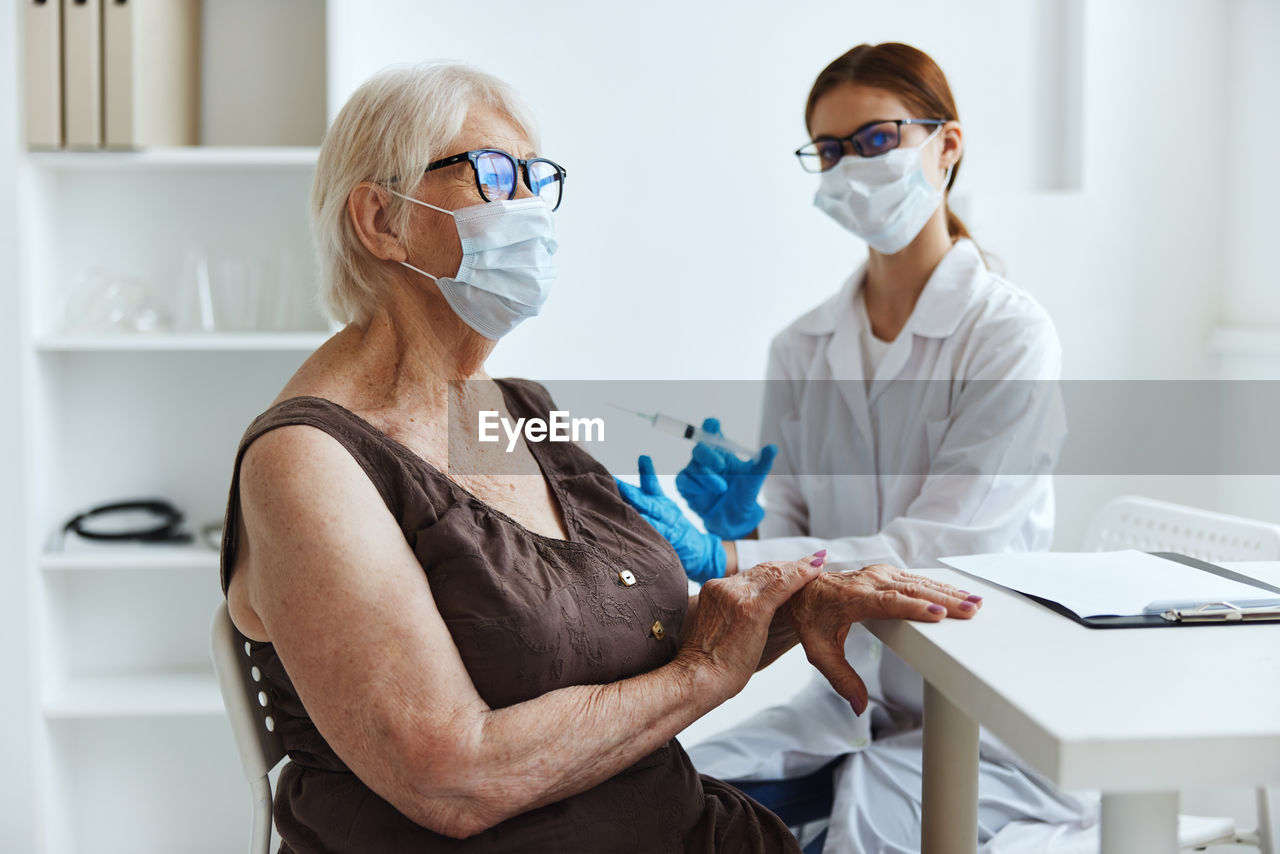 MIDSECTION OF WOMAN WORKING IN THE ROOM