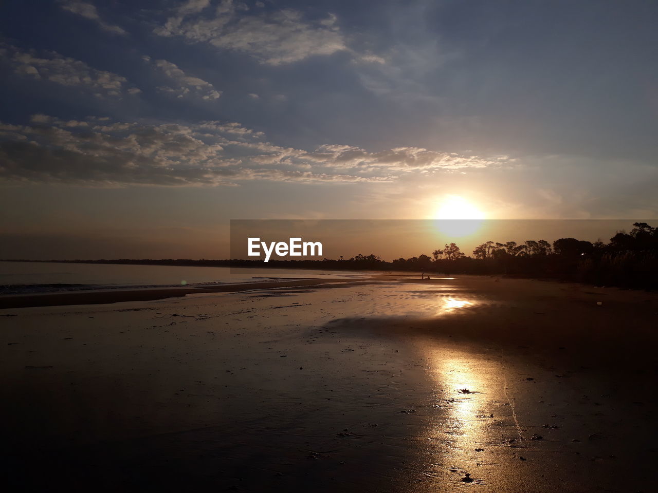 SCENIC VIEW OF SEA AGAINST SKY AT SUNSET