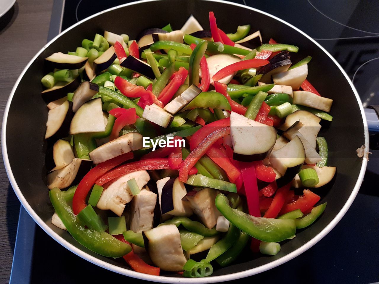 DIRECTLY ABOVE SHOT OF SALAD IN BOWL