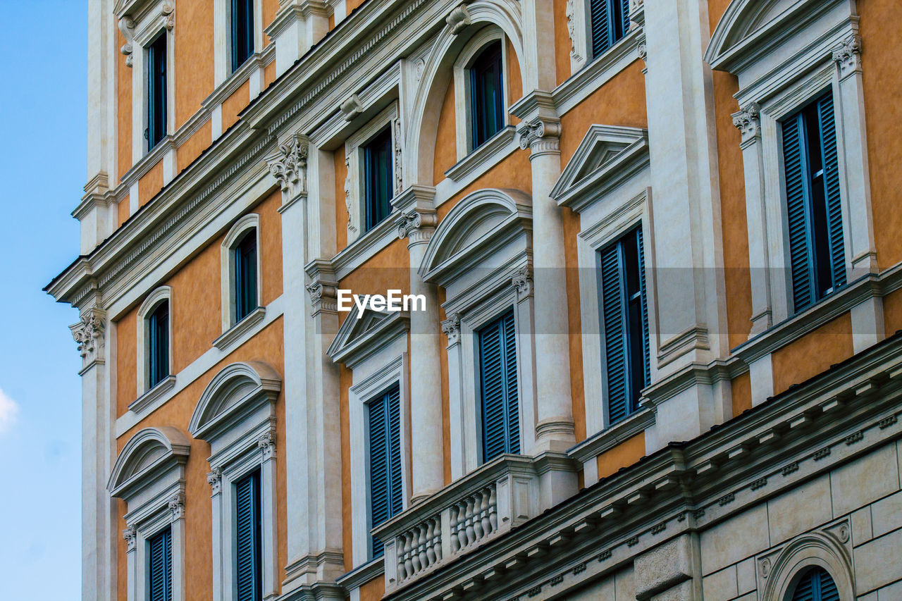 LOW ANGLE VIEW OF RESIDENTIAL BUILDINGS AGAINST SKY