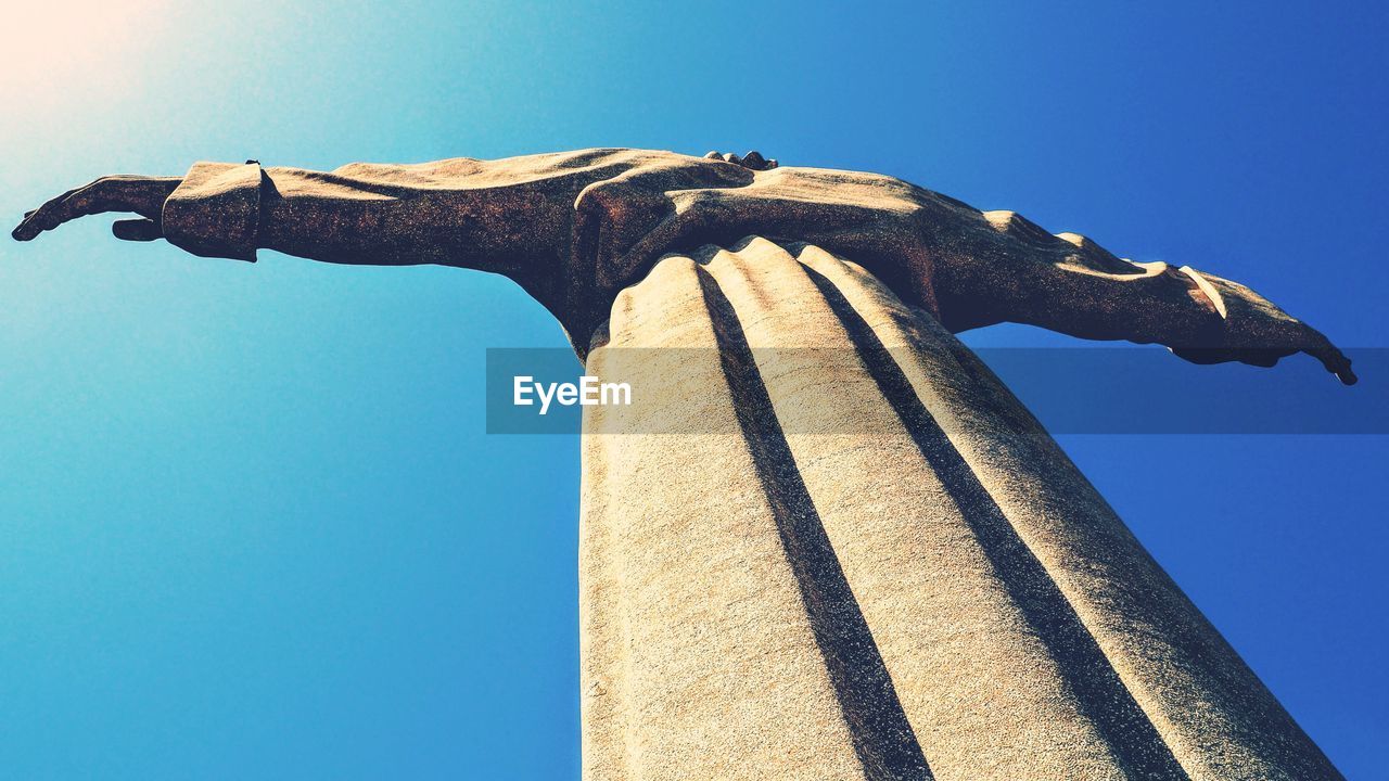 LOW ANGLE VIEW OF SCULPTURE AGAINST CLEAR BLUE SKY