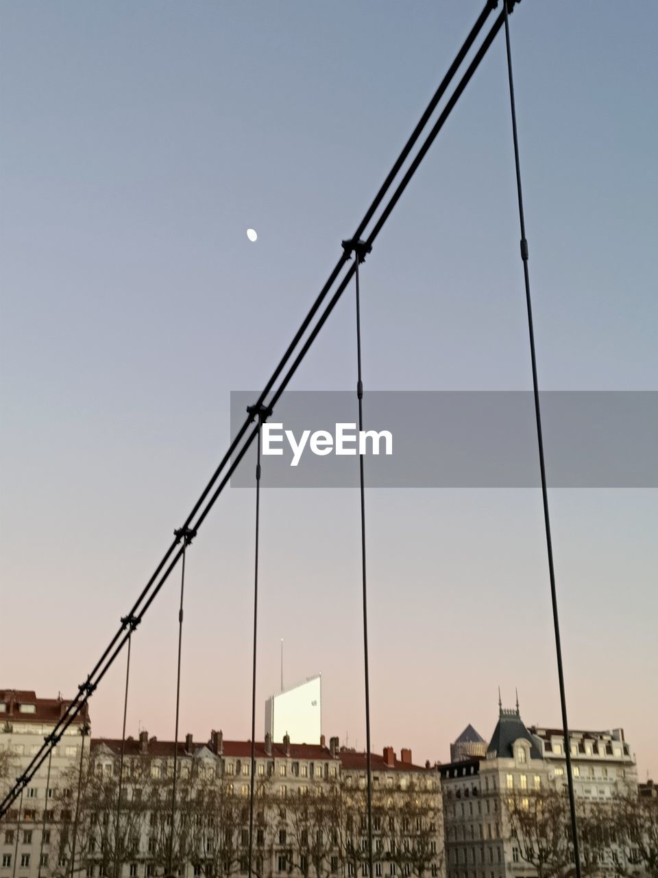 LOW ANGLE VIEW OF BUILDINGS AGAINST SKY