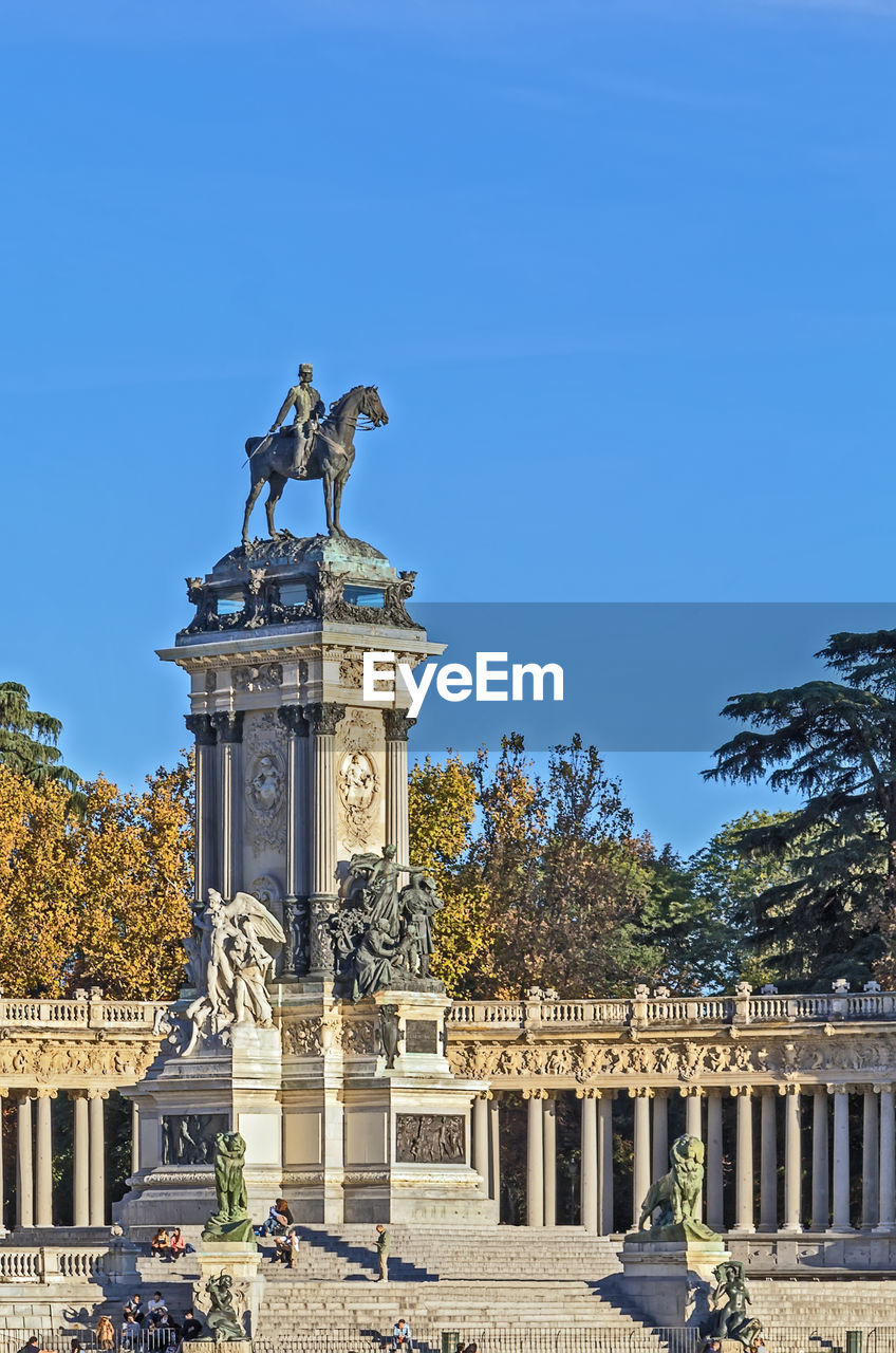 VIEW OF STATUE AGAINST THE SKY