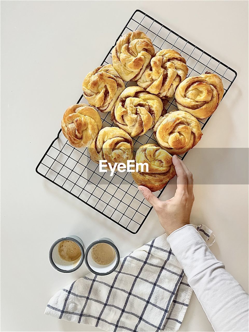 HIGH ANGLE VIEW OF PERSON HOLDING COOKIES